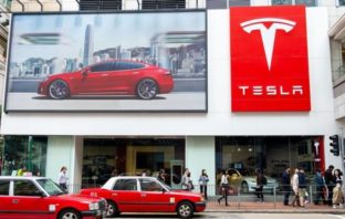 Avec 78 % des ventes en ligne, Tesla entame une nouvelle stratégie de commercialisation.