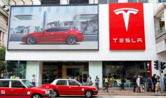 Avec 78 % des ventes en ligne, Tesla entame une nouvelle stratégie de commercialisation.