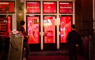 Contre un baisser de rideau du quartier rouge d’Amsterdam