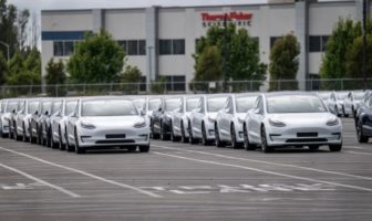 Le différend concernant la réouverture de l’usine de Tesla est clos